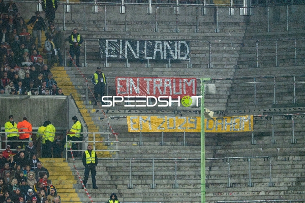 Fans mit Bannern im Stadion