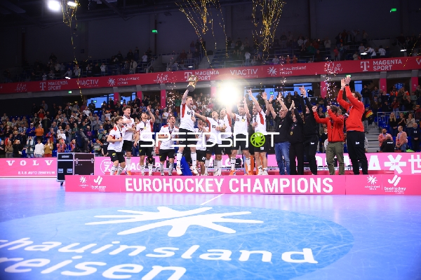 Feiernde Österreich mit Pokal