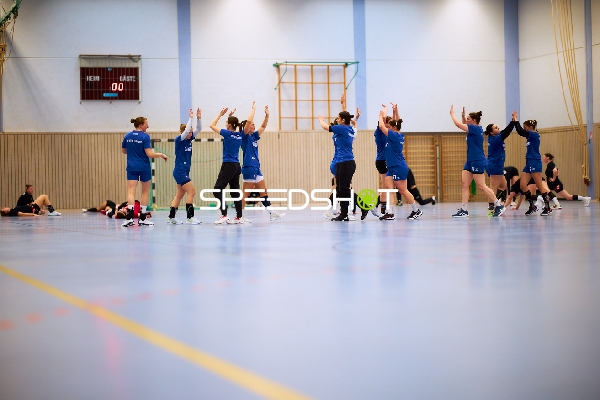 Aufwärmen der Spielerinnen auf dem Spielfeld