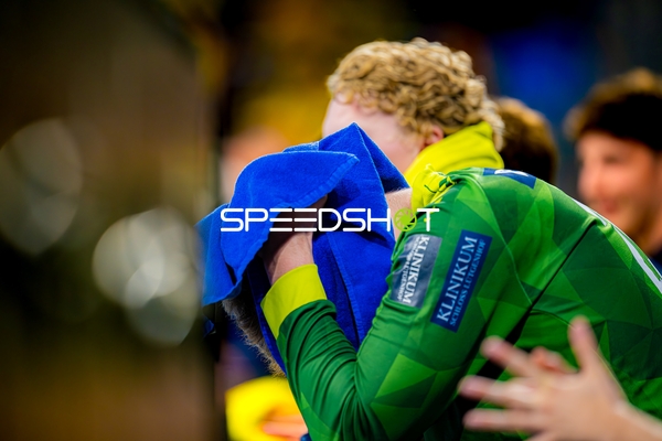 Torwart wäscht Gesicht ab