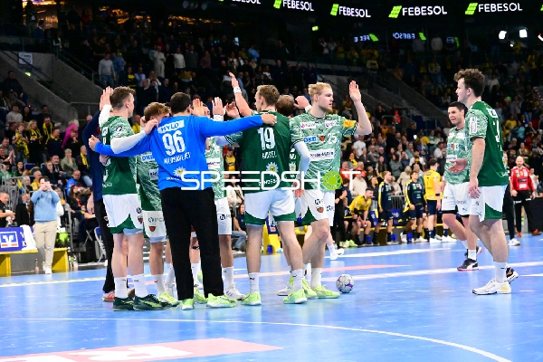 Begrüßung von Hákun West av Teigum (34; Füchse Berlin), Matthes Langhoff (13; Füchse Berlin) und Mijajlo Marsenić (93; Füchse Berlin)