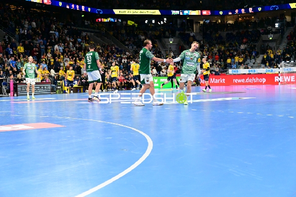 Max Darj (5; Füchse Berlin) und Mathias Gidsel (19; Füchse Berlin) im Gespräch