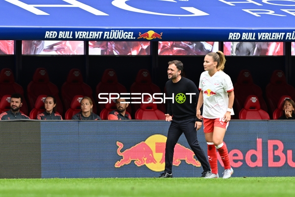 Trainer und Spielerin an Seitenlinie