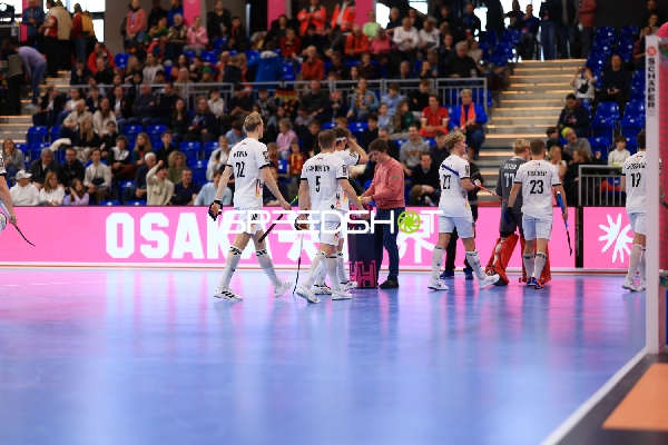 Spieler von Deutschland verlassen Spielfeld