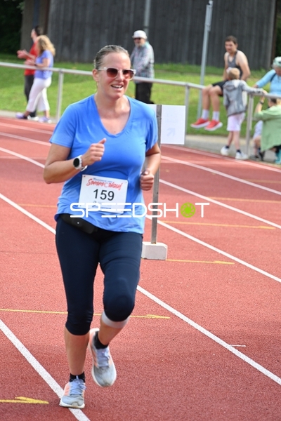 Läuferin mit Startnummer 159 auf der Bahn