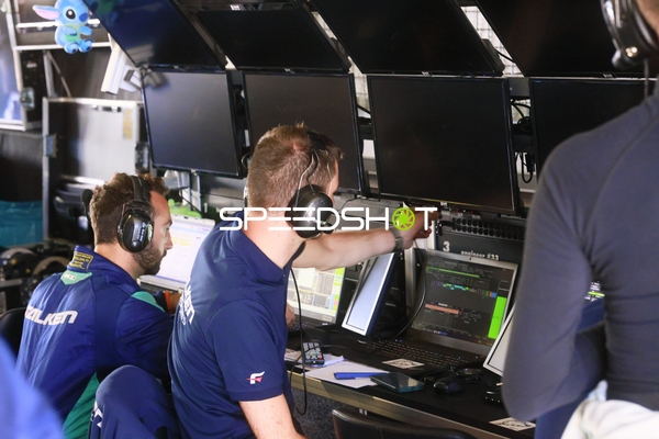 Team in der Boxenfunk-Zentrale