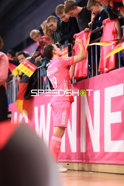 Luca Großmann (19; Deutschland) gibt Autogramme