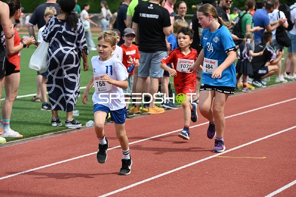 Kinder laufen beim TVE Sommerlauf