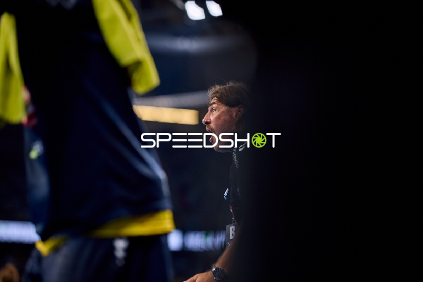 Trainer gibt Anweisungen