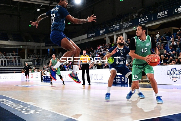 Jordan Roland (15; Gladiators Trier) mit Ball, Michael Flowers (6; MLP) verteidigt