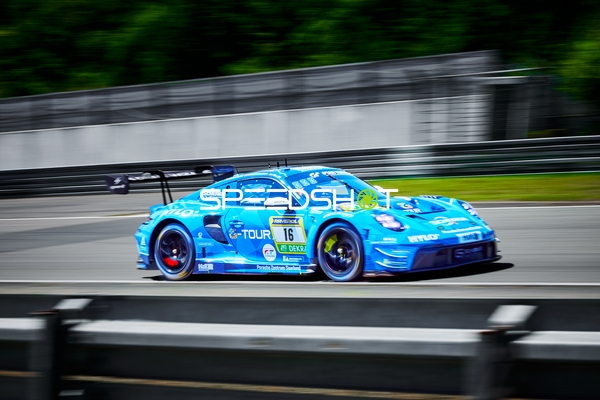 Rennfahrzeug auf der Rennstrecke