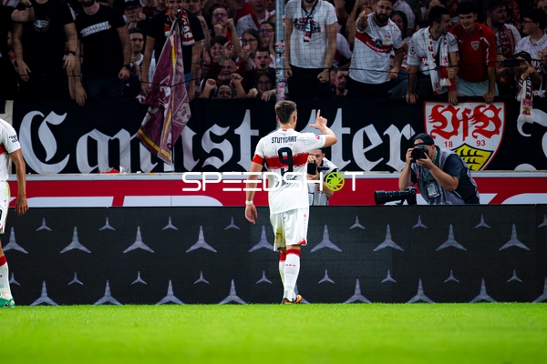 Ermedin Demirovic (9; VfB Stuttgart) jubelt