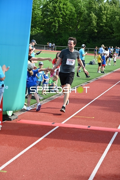 Läufer erreicht Ziellinie