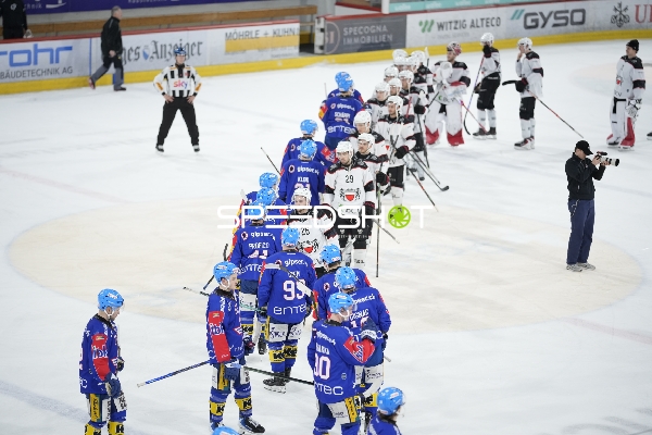Begrüßung nach Spiel in Swiss Arena