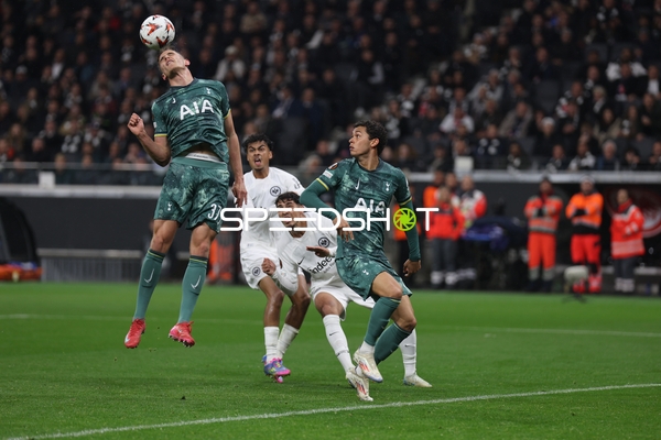 Antonín Kinský (31, Tottenham Hotspur) köpft Ball