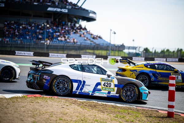 Rennfahrzeug auf der Rennstrecke