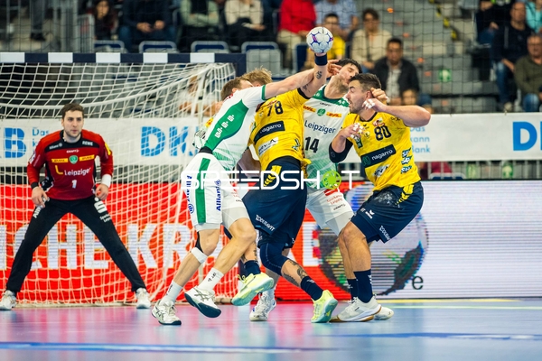 Domenico Ebner (1; SC DHfK Leipzig) und Edwin Aspenbäck (78; Rhein Neckar Löwen) im Zweikampf