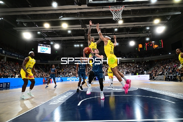 Spielaktion mit Brian Fobbs (4; EWE Baskets Oldenburg) und Osun Osunniyi (12; MLP Academics Heidelberg)