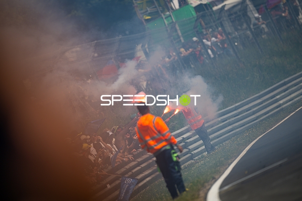 Fans mit Fackeln am Nürburgring