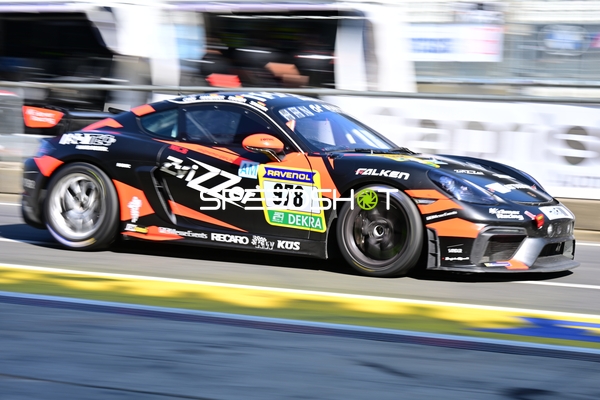 Fahrzeug auf der Rennstrecke