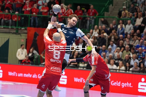 Gerdas Babarskas (14; Bergischer HC) gegen Olle Forsell-Schefvert (25; MT Melsungen) im Zweikampf