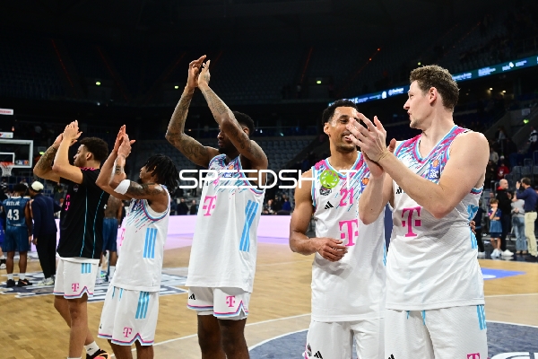 Patrick Heckmann (33; Telekom Baskets Bonn) und Joel Aminu (21; Telekom Baskets Bonn) applaudieren