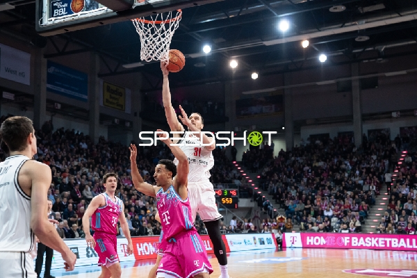 Daniel Keppeler (31, Bamberg Baskets) mit Layup gegen Joel Aminu (21; Telekom Baskets Bonn) und Grayson Murphy (7; Telekom Baskets Bonn)
