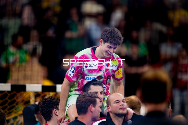 Füchse Berlin feiern gemeinsam