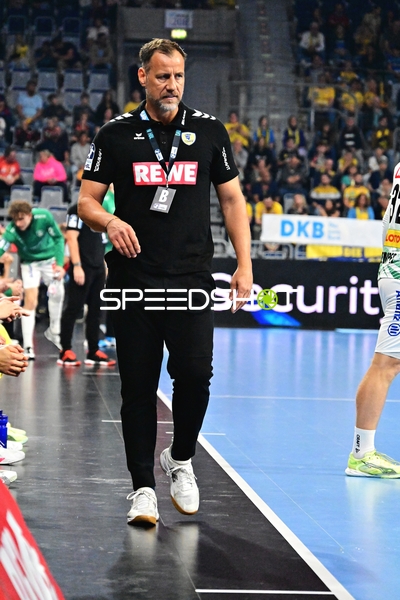 Person in Spielfeldnähe bei Handballspiel in der SAP Arena