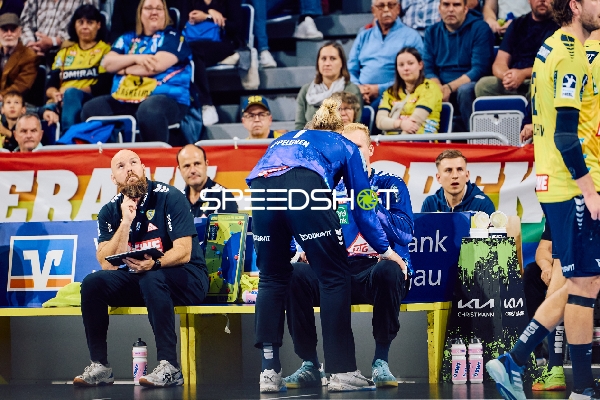 Besprechung an der Seitenbank