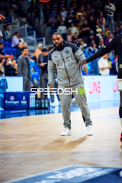 Basketball Löwen Braunschweig am Spielfeldrand