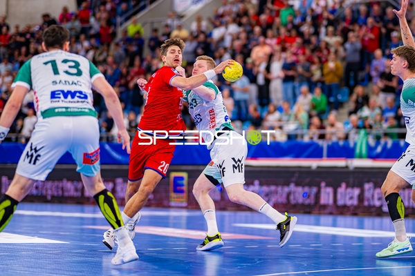 Block von Josip Sarac (13;Frisch Auf Göppingen) gegen Paco Barthe (20;SG BBM Bietigheim)