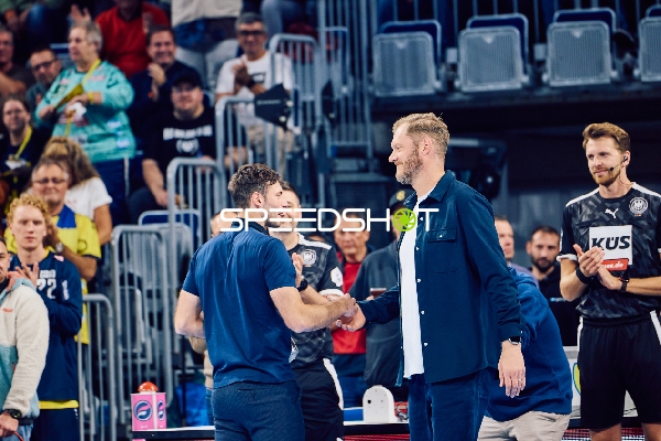 Trainer begrüßen sich nach dem Spiel mit einem Händedruck.