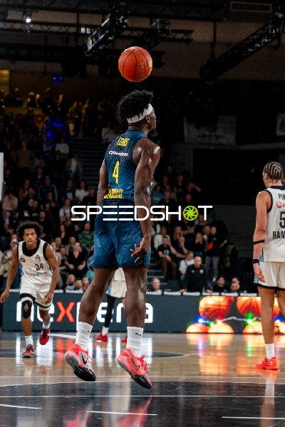 Spielaktion mit Ross Williams (34; Veolia Towers Hamburg) und Brian Fobbs (4; EWE Baskets Oldenburg)