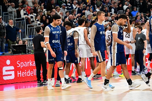 Szene mit Niklas Würzner (2; MLP Academics Heidelberg) und Teamkollegen