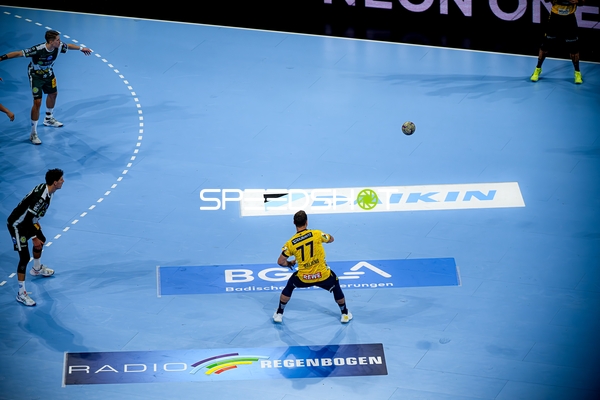 Dani Baijens (77; Rhein Neckar Löwen) wirft aufs Tor