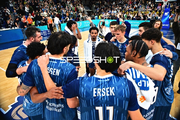 Szene mit Dusan Neskovic (7; MLP Academics Heidelberg) und Teamkollegen