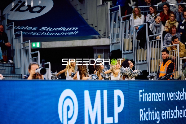 Cheerleading während eines Basketballspiels