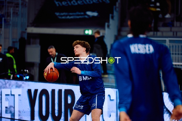 Ein Basketballspieler von MLP Academics Heidelberg beim Aufwärmen.
