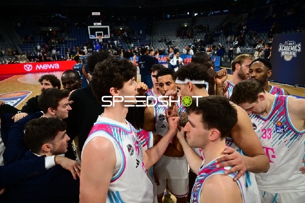 Team-Huddle mit Jeff Garrett Jr. (4; Telekom Baskets Bonn) und Kollegen