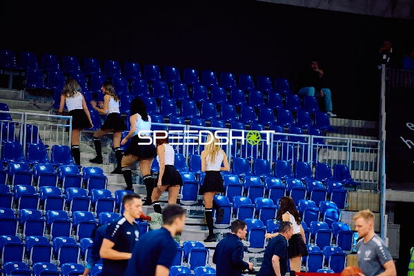 Zuschauer, die die Tribüne hochgehen.