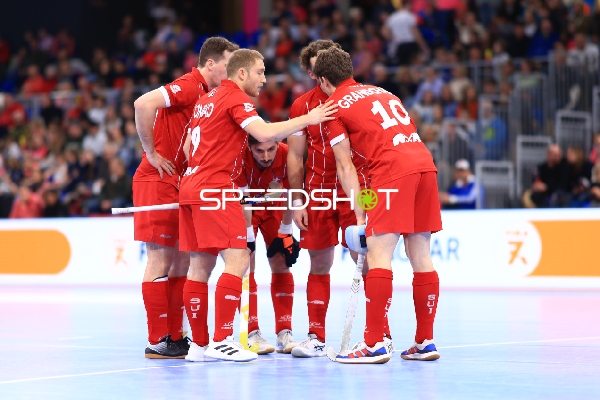 Fabio LANDTWING (7; Schweiz) im Teamgespräch