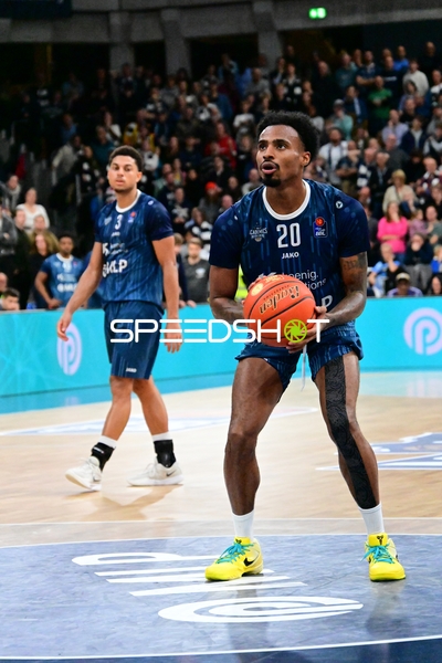 Michael Weathers (20; MLP Academics Heidelberg) mit Ball