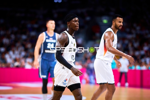 Dennis Schröder (17; Deutschland) und Johannes Thiemann (32; Deutschland) auf dem Court