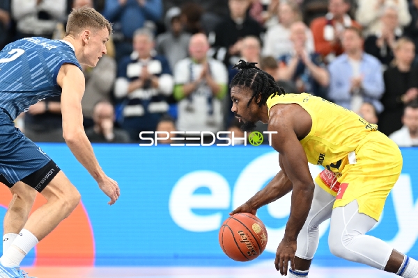 Christopher Clemons (3; EWE Baskets Oldenburg) im Dribbling gegen Niklas Würzner (2; MLP Academics Heidelberg)