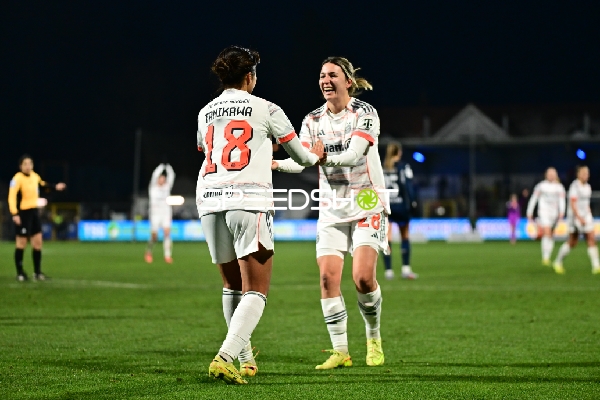 Spielerinnen feiern gemeinsam