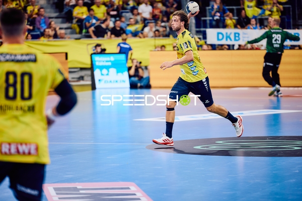 Ein Spieler von Rhein Neckar Löwen passt den Ball.