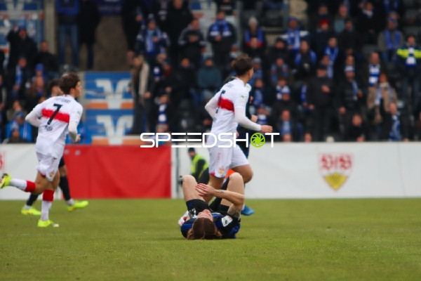 Marvin Bakalorz (6; MSV Duisburg) am Boden, Lauri Penna (7; VfB Stuttgart II) und Mirza Catovic (5; VfB Stuttgart II) laufen