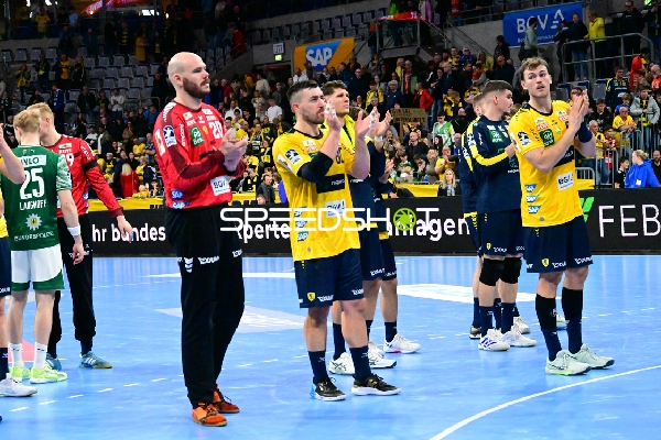 Halil Jaganjac (45; Rhein Neckar Löwen) und Teamkollegen klatschen