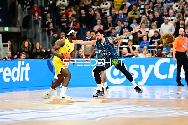 Eric Reed Jr. (43; MLP Academics Heidelberg) verteidigt gegen Brian Fobbs (4; EWE Baskets Oldenburg)